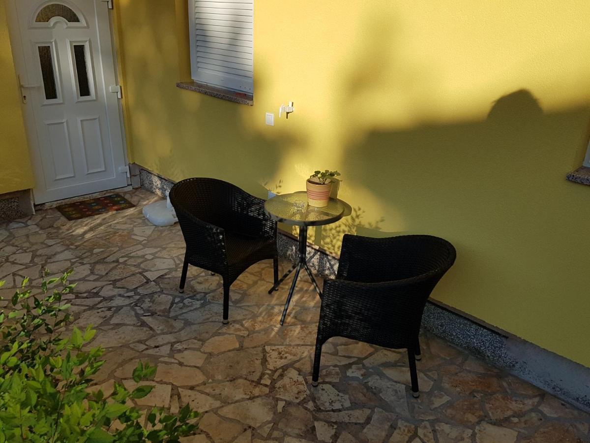 Apartmani Ljerka Malinska Exterior photo
